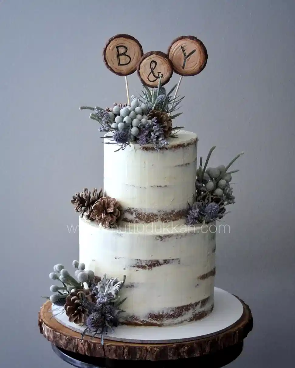 Kozalak ve Yeşillik Süslemeli Nişan Pastası