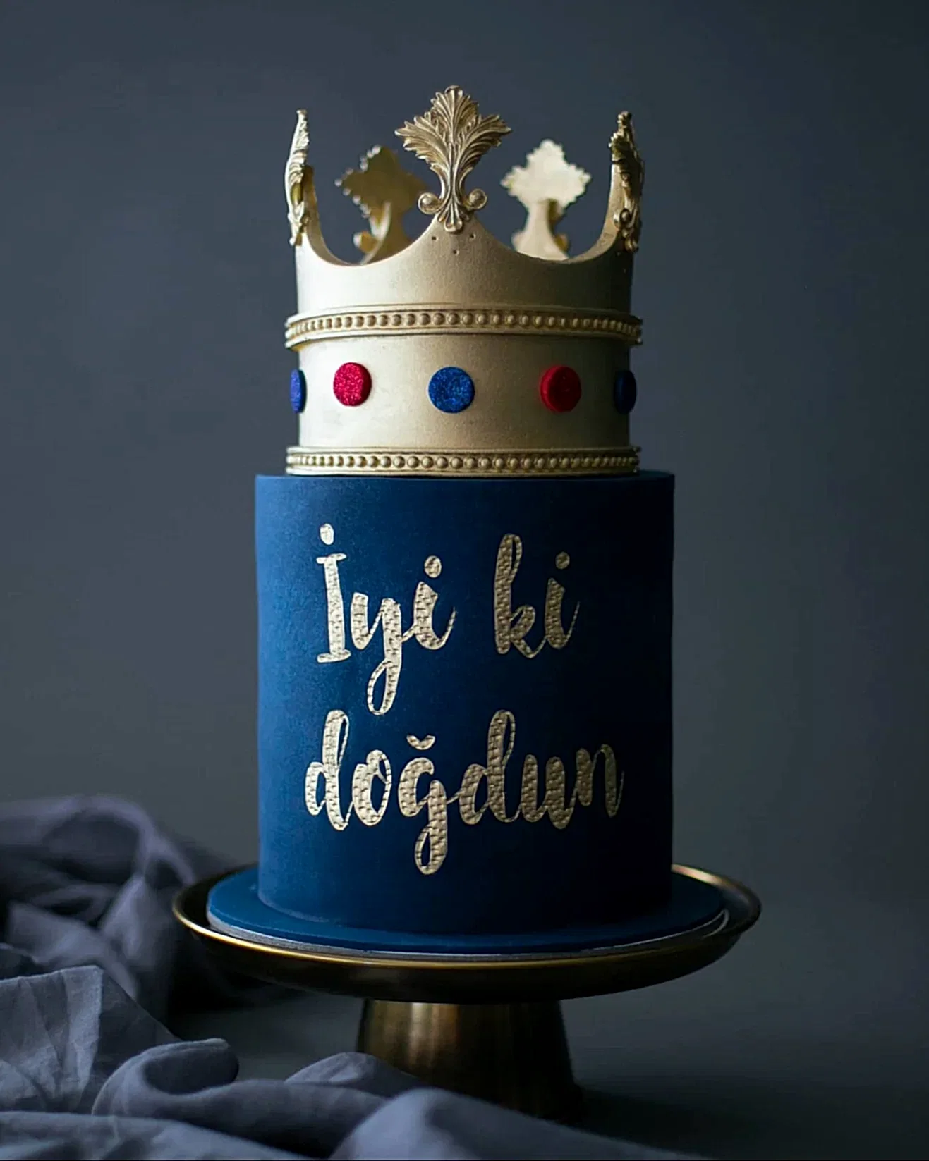 kral pasta – altın taç figürlü erkek doğum günü pastası