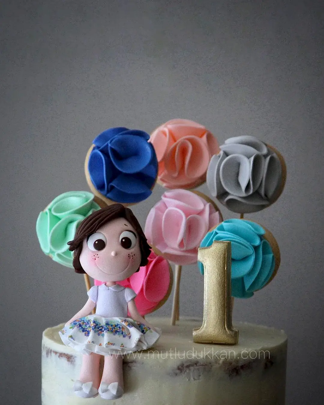 kurabiye pasta – 1 yaş renkli figürlü kız doğum günü pastası