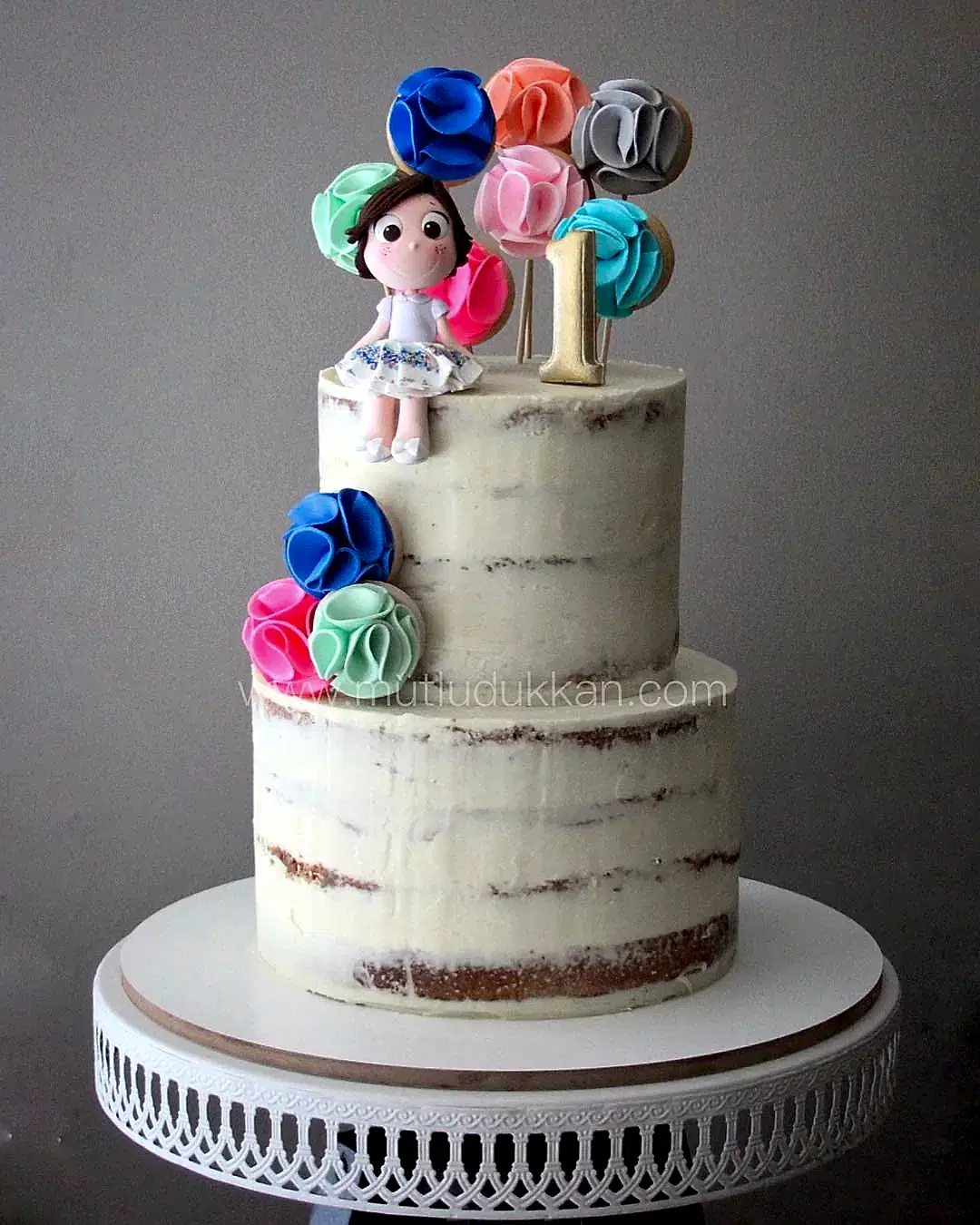 kurabiye pasta – 1 yaş renkli figürlü kız doğum günü pastası