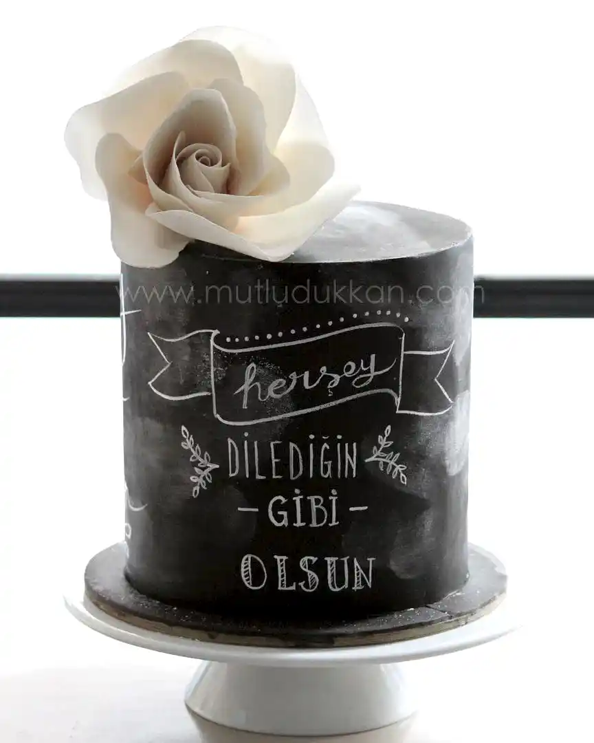 kutlama pastası – siyah tahta temalı zarif pasta