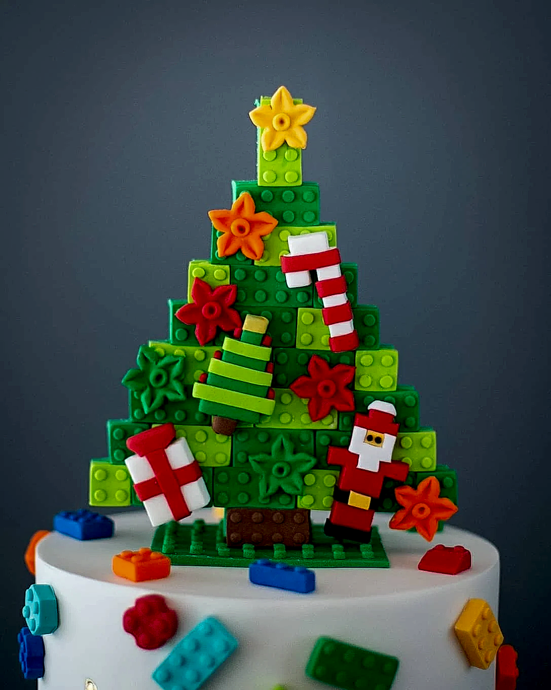 Lego ve yılbaşı süslemeli çocuk doğum günü pastası