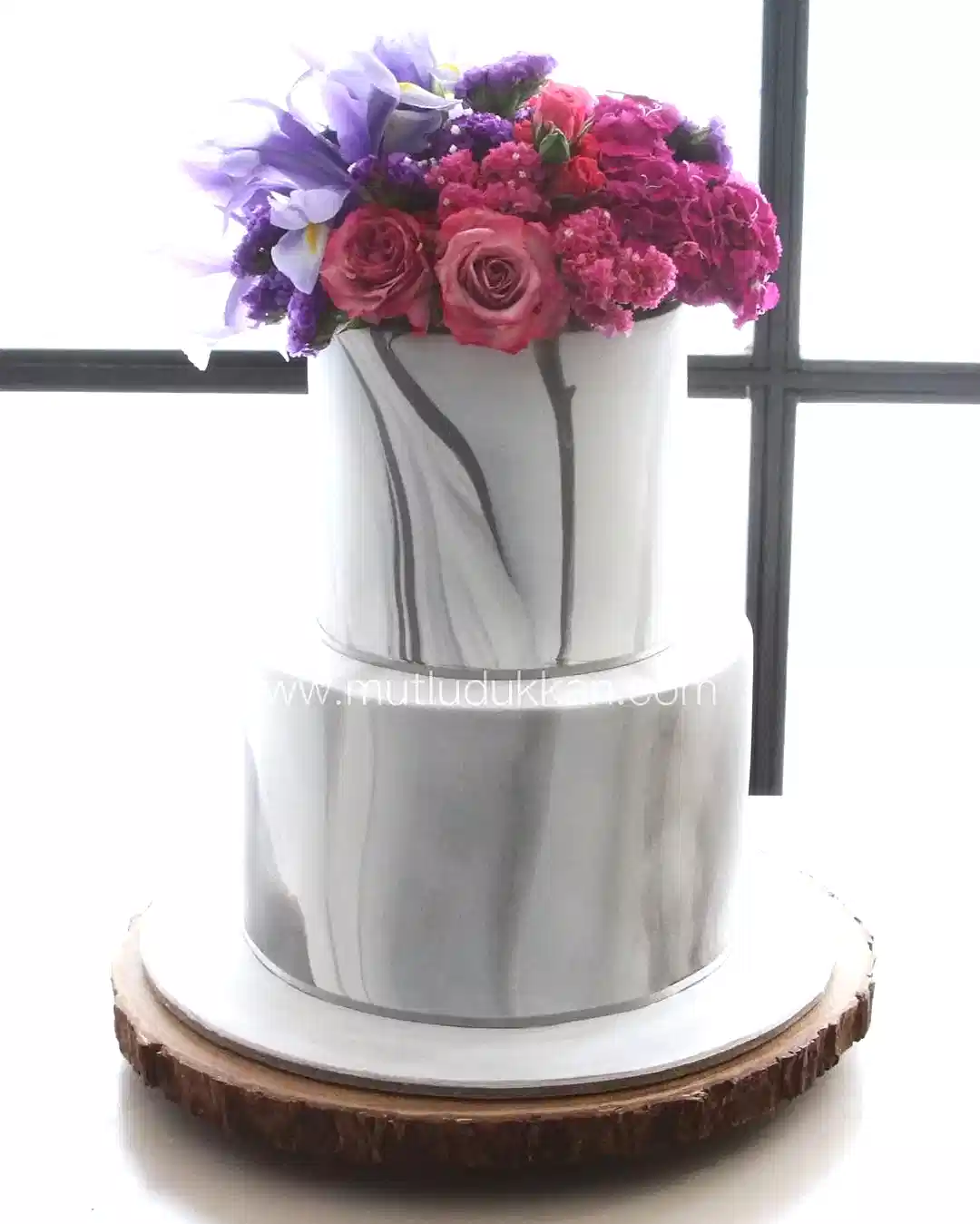 mermer pasta – çiçeklerle süslenmiş modern nişan pastası