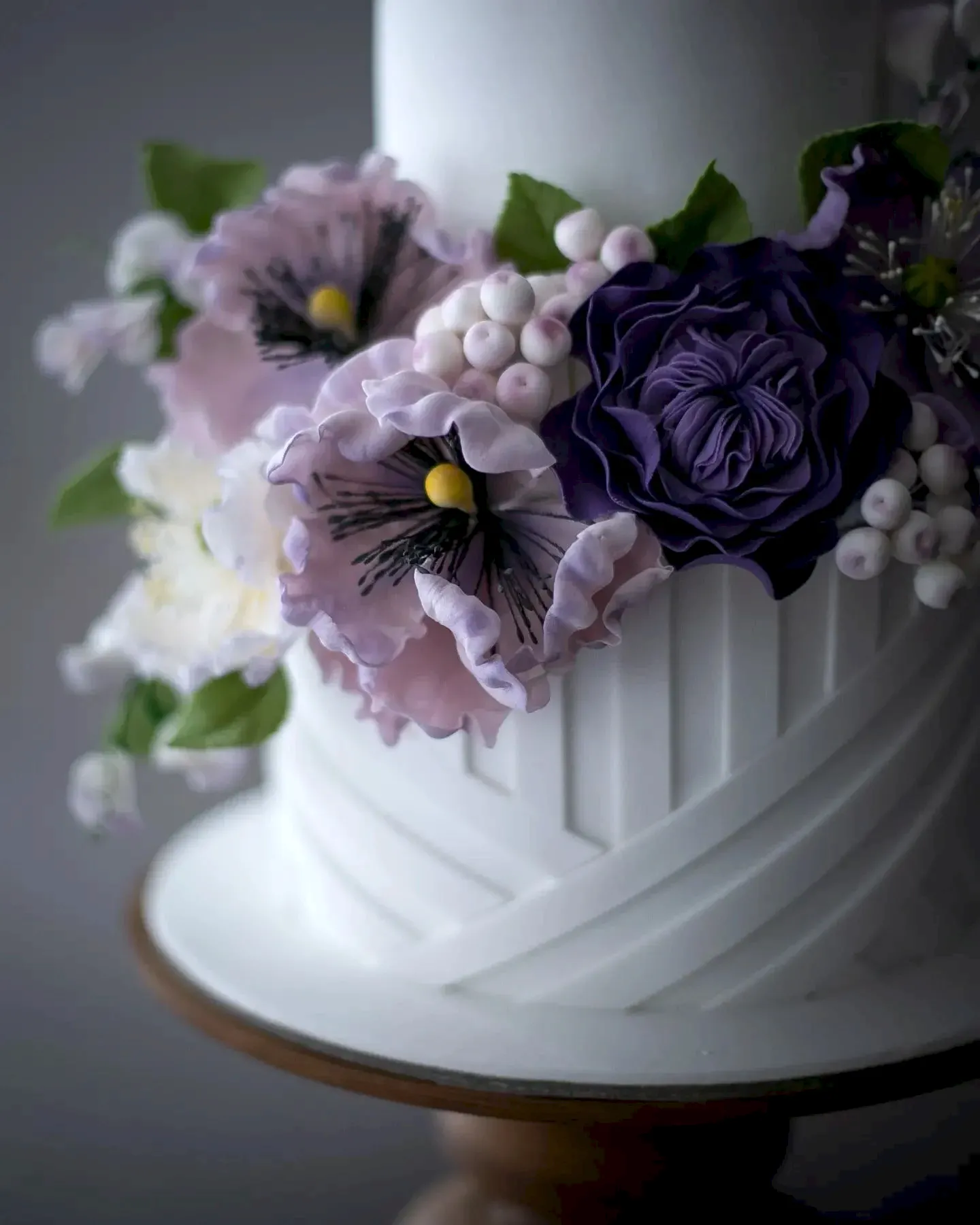 mor çiçekli pasta – geometrik desenli modern nişan pastası