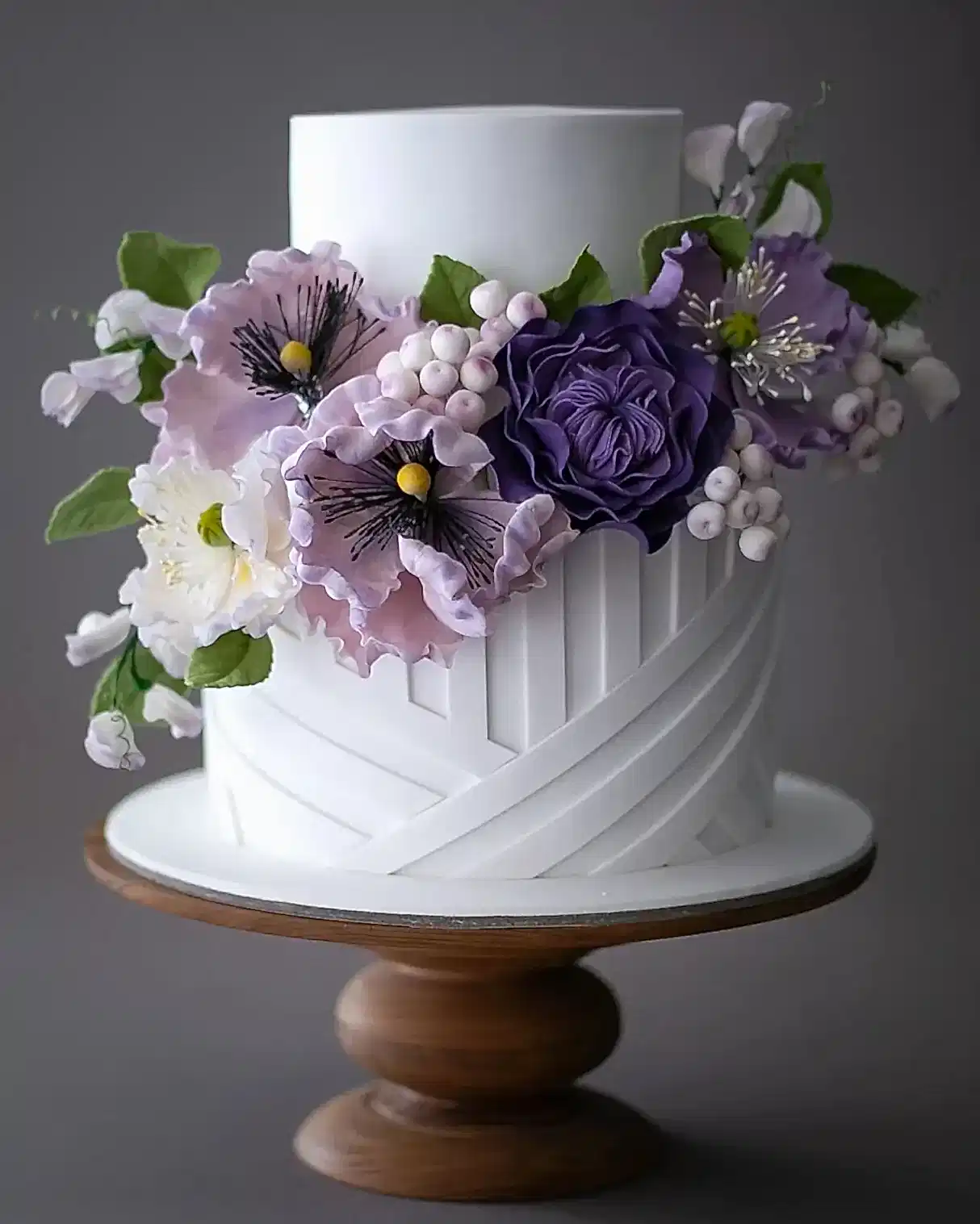 mor çiçekli pasta – geometrik desenli modern nişan pastası