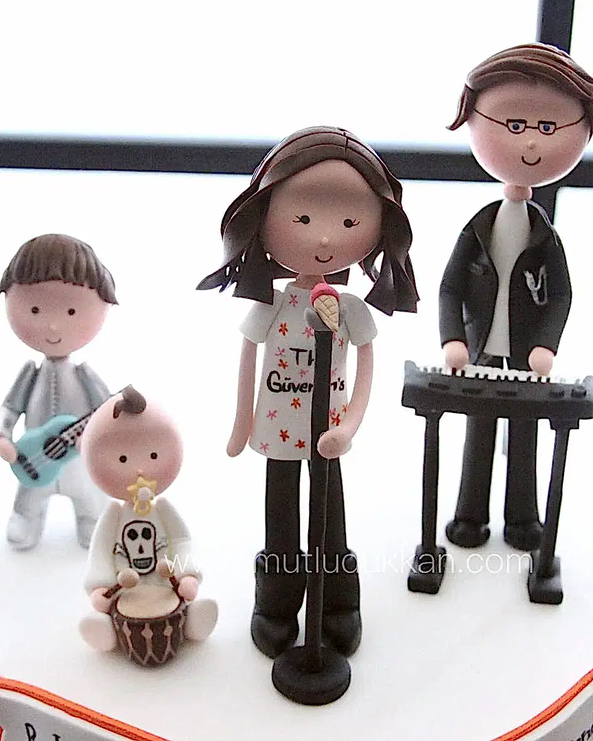 müzik pasta – aile figürlü doğum günü pastası