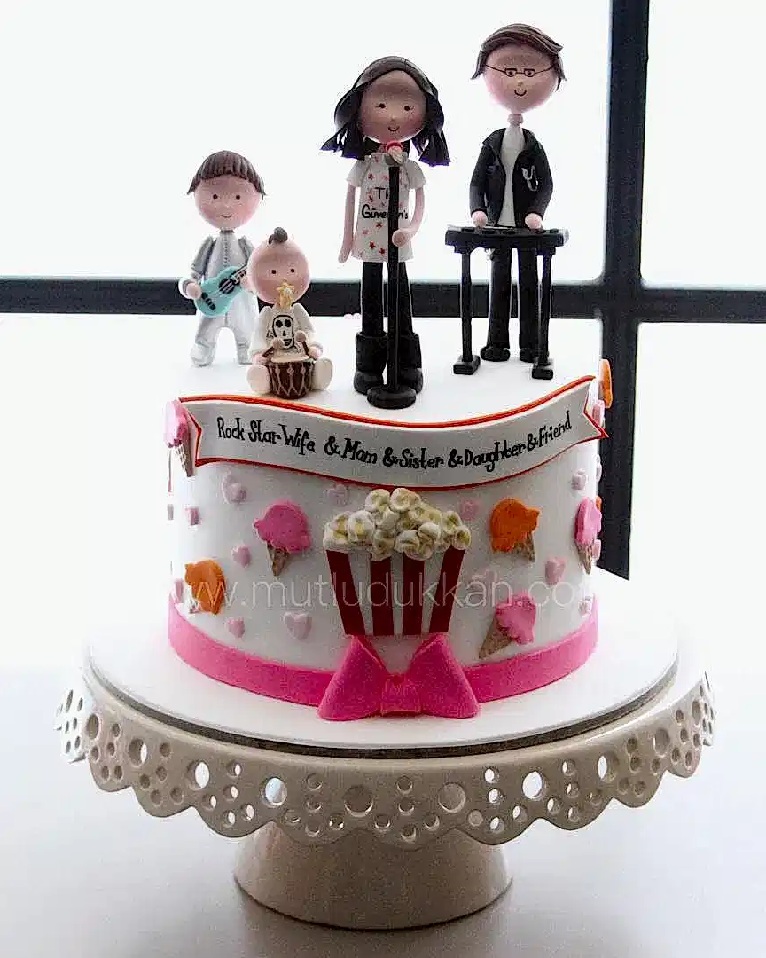 müzik pasta – aile figürlü doğum günü pastası