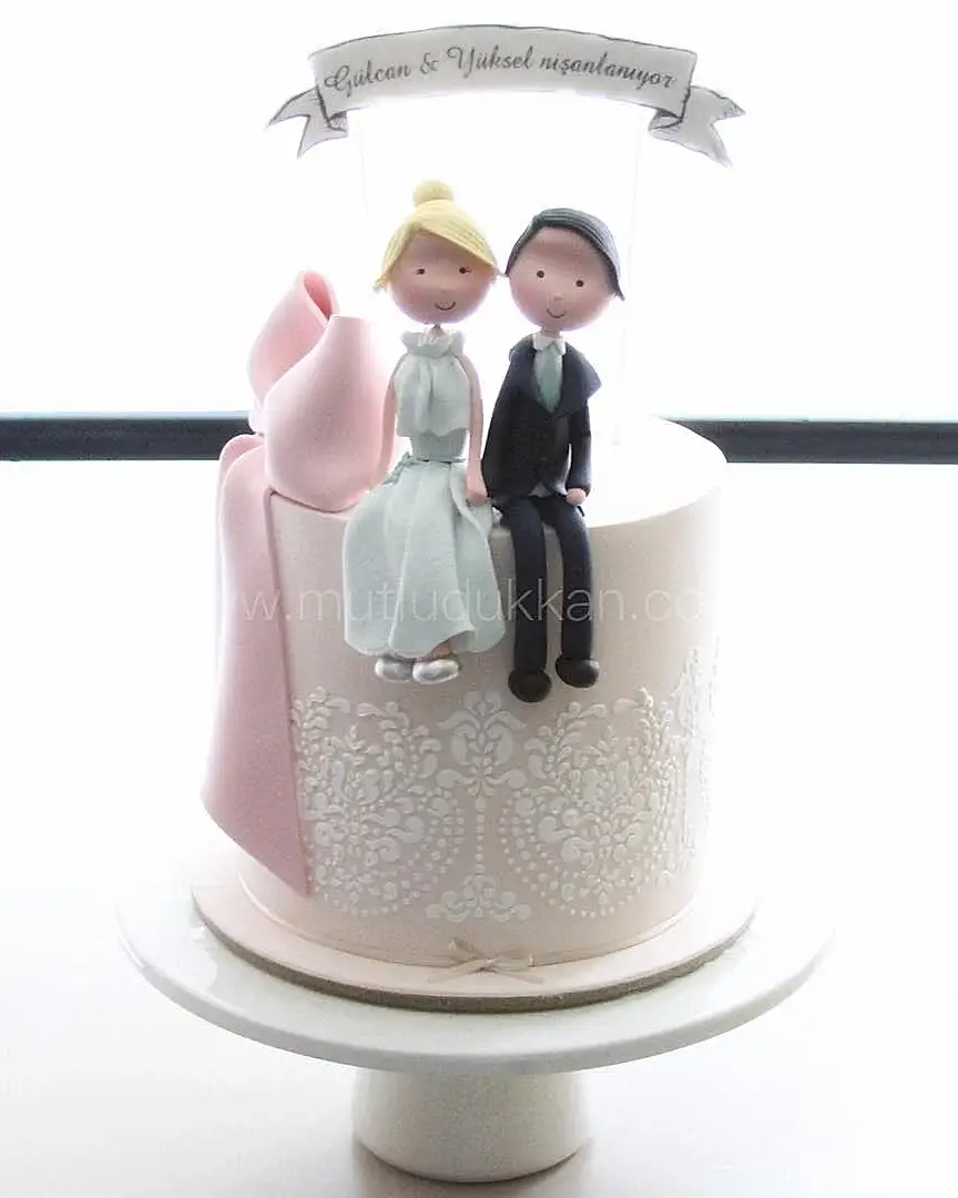 nişan pasta – çift figürlü dantel desenli kutlama pastası