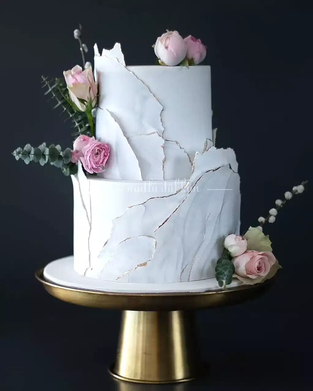 nişan pasta – mermer desenli modern kutlama pastası