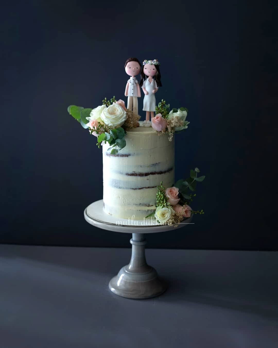 nişan pasta – çift figürlü çiçek süslemeli kutlama pastası
