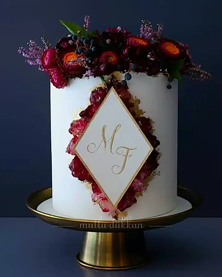 nişan pastası – geod taşı ve çiçek süslemeli bordo pasta