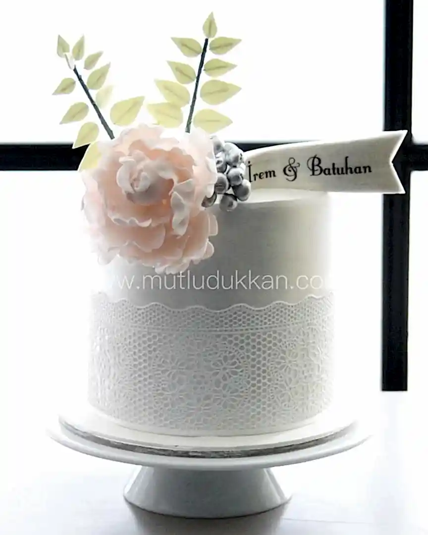 nişan pastası – dantel desenli somon çiçekli zarif pasta