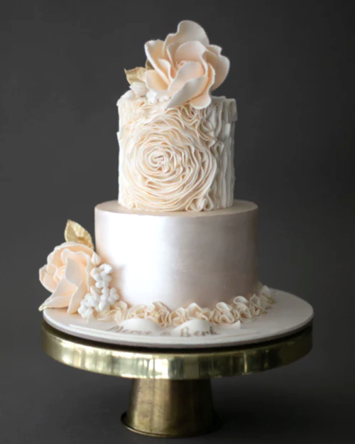 nişan pastası – altın şampanya renkli fırfırlı şık pasta