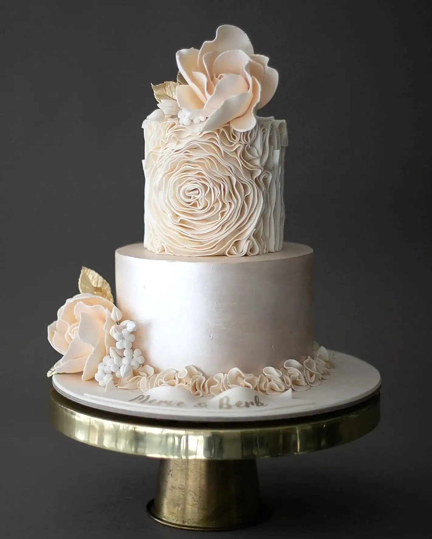 nişan pastası – altın şampanya renkli fırfırlı şık pasta