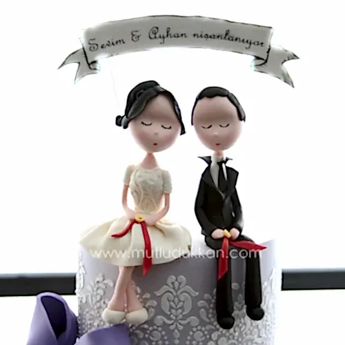 nişan pastası – mor kurdele ve gelin damat figürlü üç katlı pasta