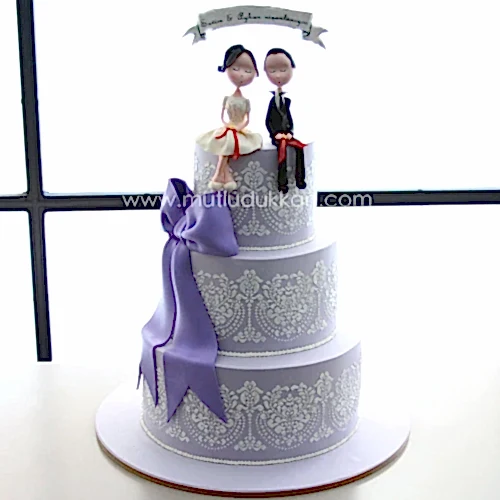 nişan pastası – mor kurdele ve gelin damat figürlü üç katlı pasta