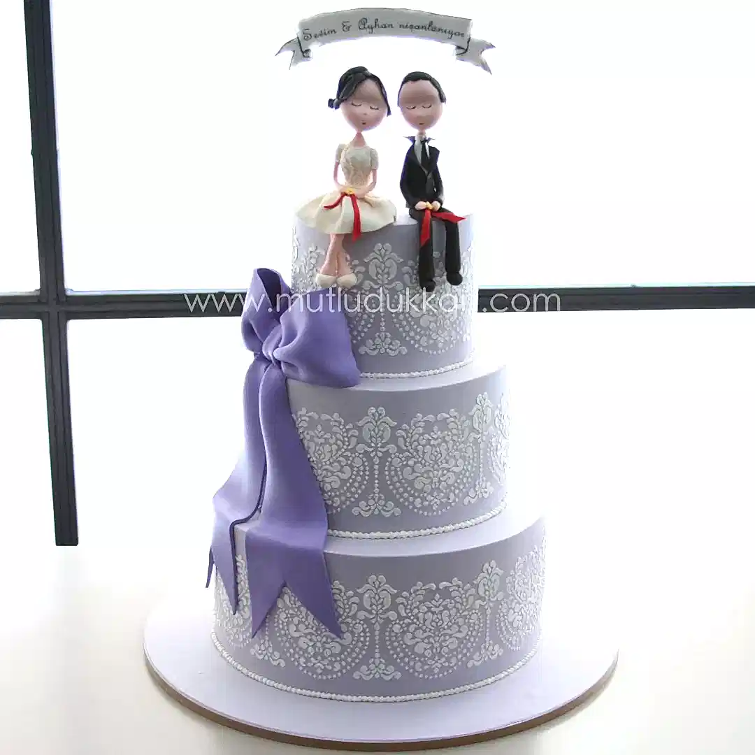 nişan pastası – mor kurdele ve gelin damat figürlü üç katlı pasta