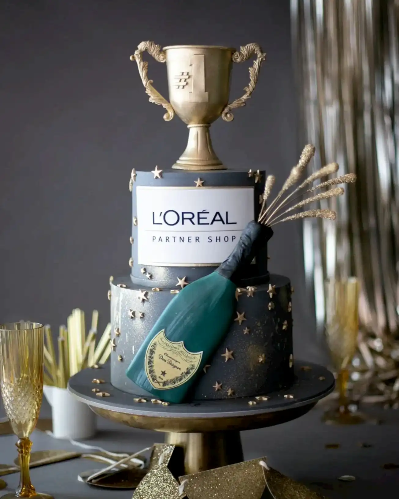 ödül pasta – kupa ve şampanya temalı şirket kutlama pastası