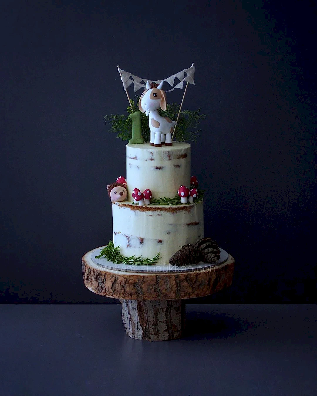 orman pasta – keçi ve kirpi figürlü erkek çocuk pastası (naked cake)