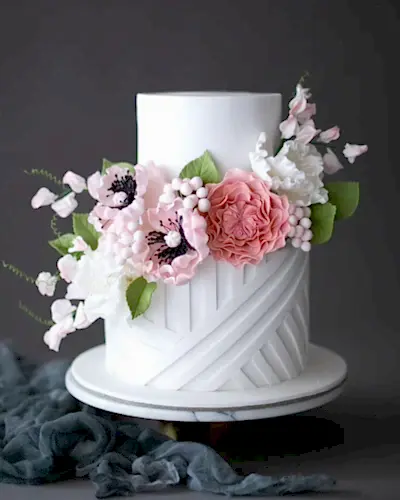 pembe çiçekli pasta – modern şerit desenli nişan pastası