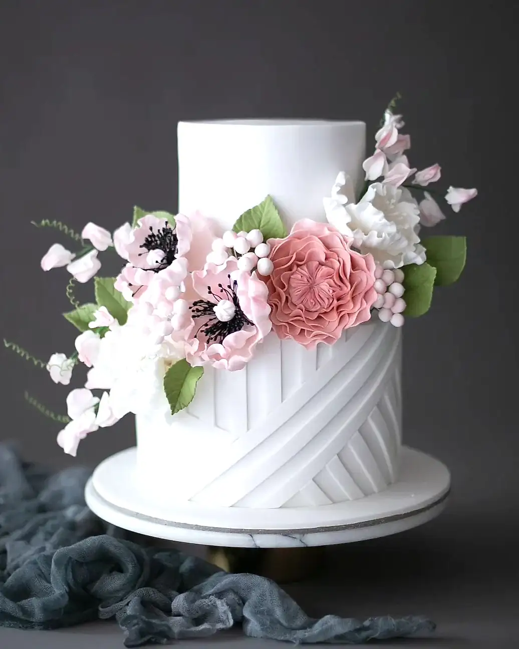pembe çiçekli pasta – modern şerit desenli nişan pastası