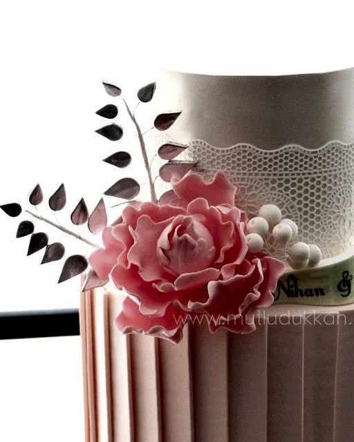 pembe nişan pastası – dantel ve şakayık süslemeli pasta