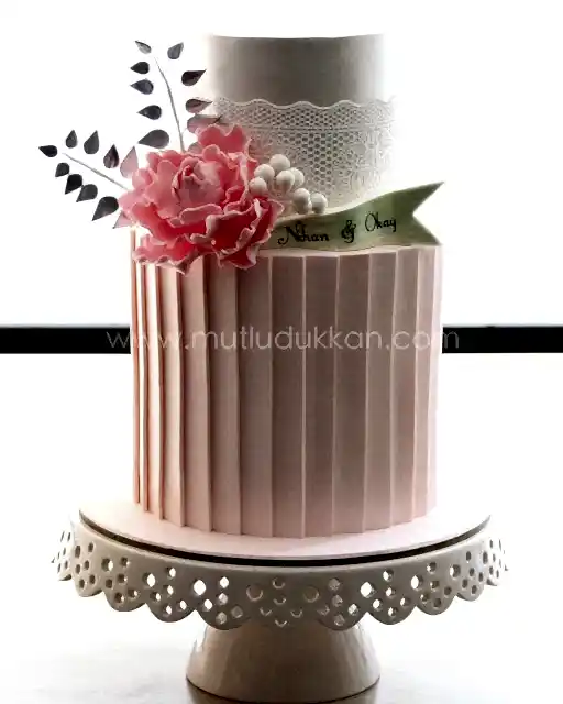pembe nişan pastası – dantel ve şakayık süslemeli pasta