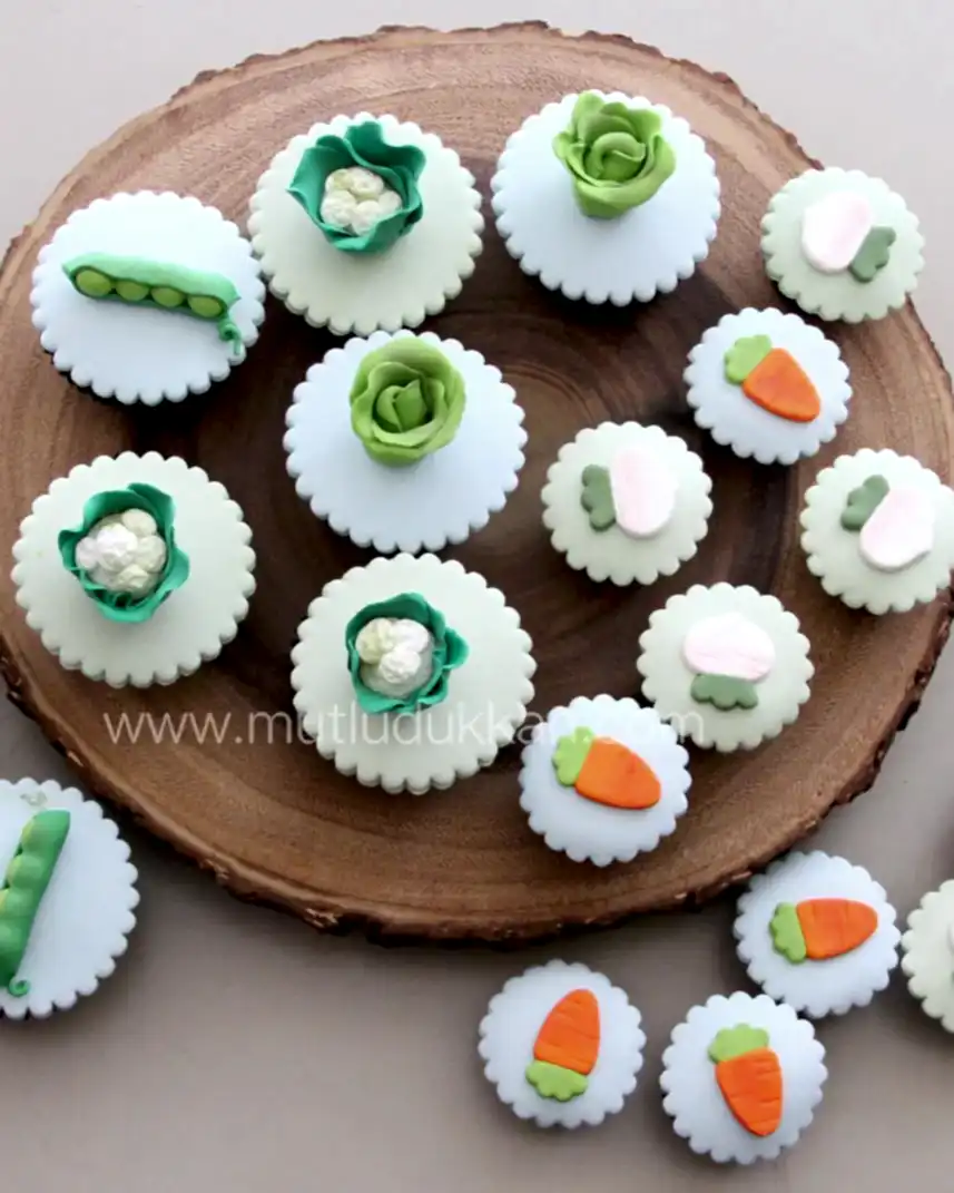 peter rabbit cupcake – havuç, marul ve bezelye süslemeli
