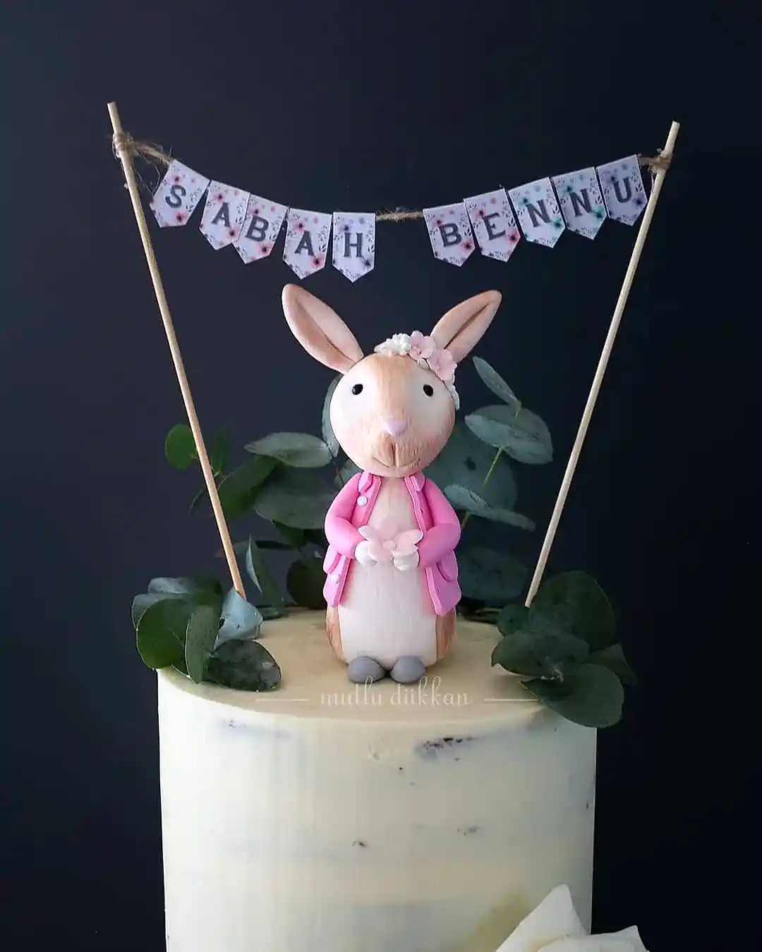 peter rabbit pasta – tavşan ve çiçek süslemeli kız pastası