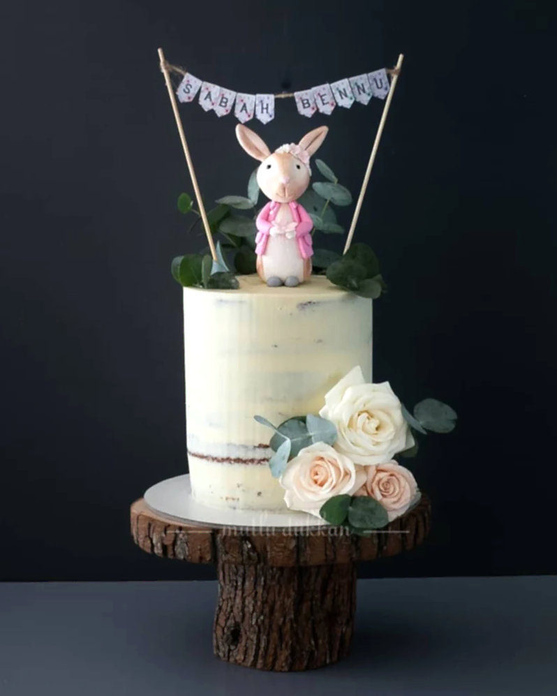 peter rabbit pasta – tavşan ve çiçek süslemeli kız pastası