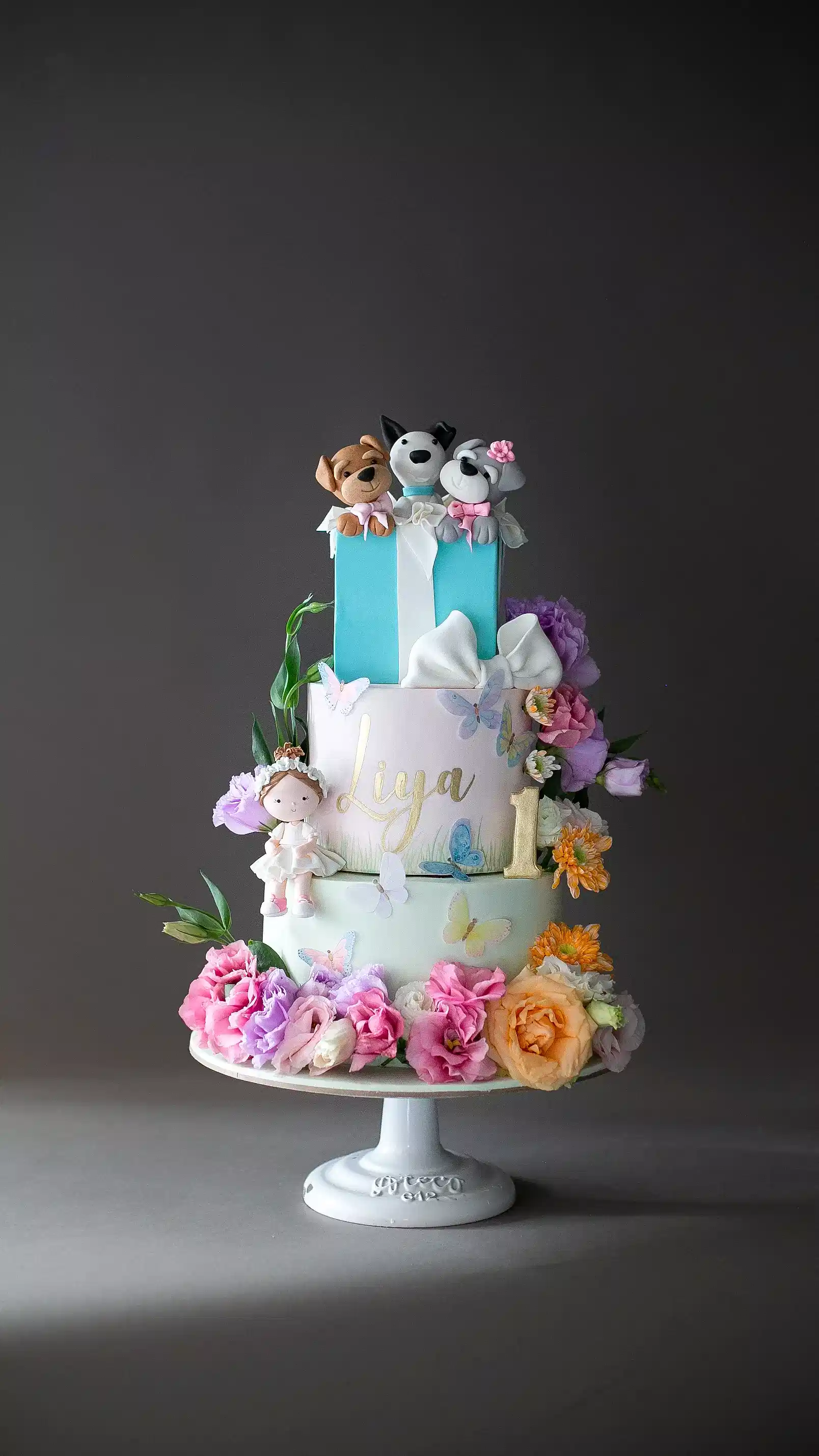 köpek pasta – çiçek ve kelebek süslemeli 1 yaş pastası