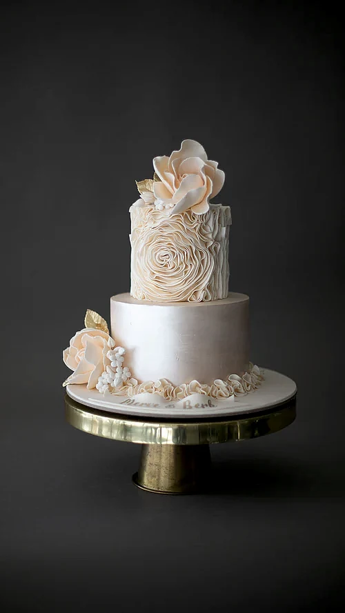 nişan pastası – altın şampanya renkli fırfırlı şık pasta