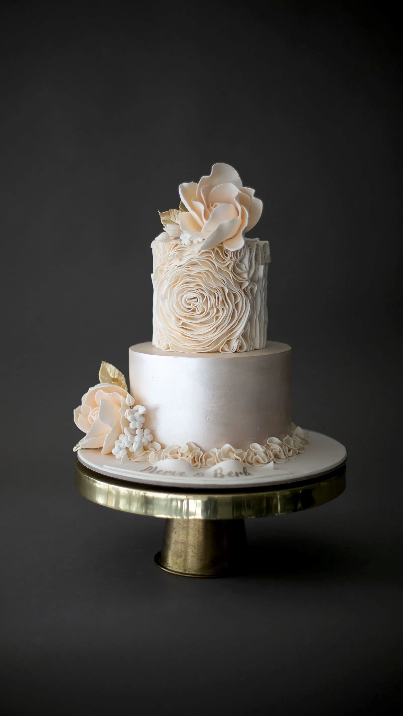 nişan pastası – altın şampanya renkli fırfırlı şık pasta