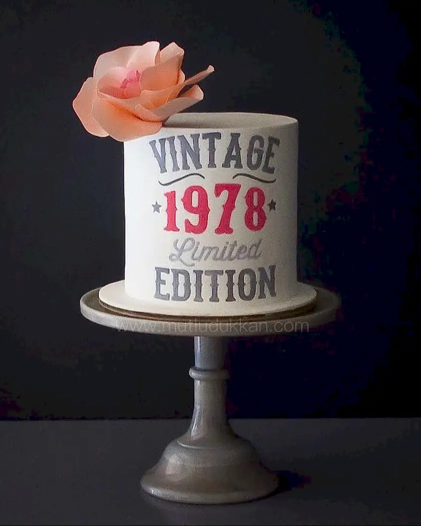 retro pasta – vintage yazılı kadın doğum günü pastası