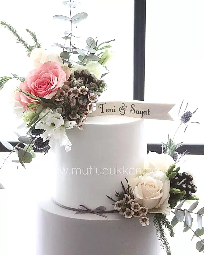 rustik nişan pastası – çiçek süslemeli gri beyaz pasta