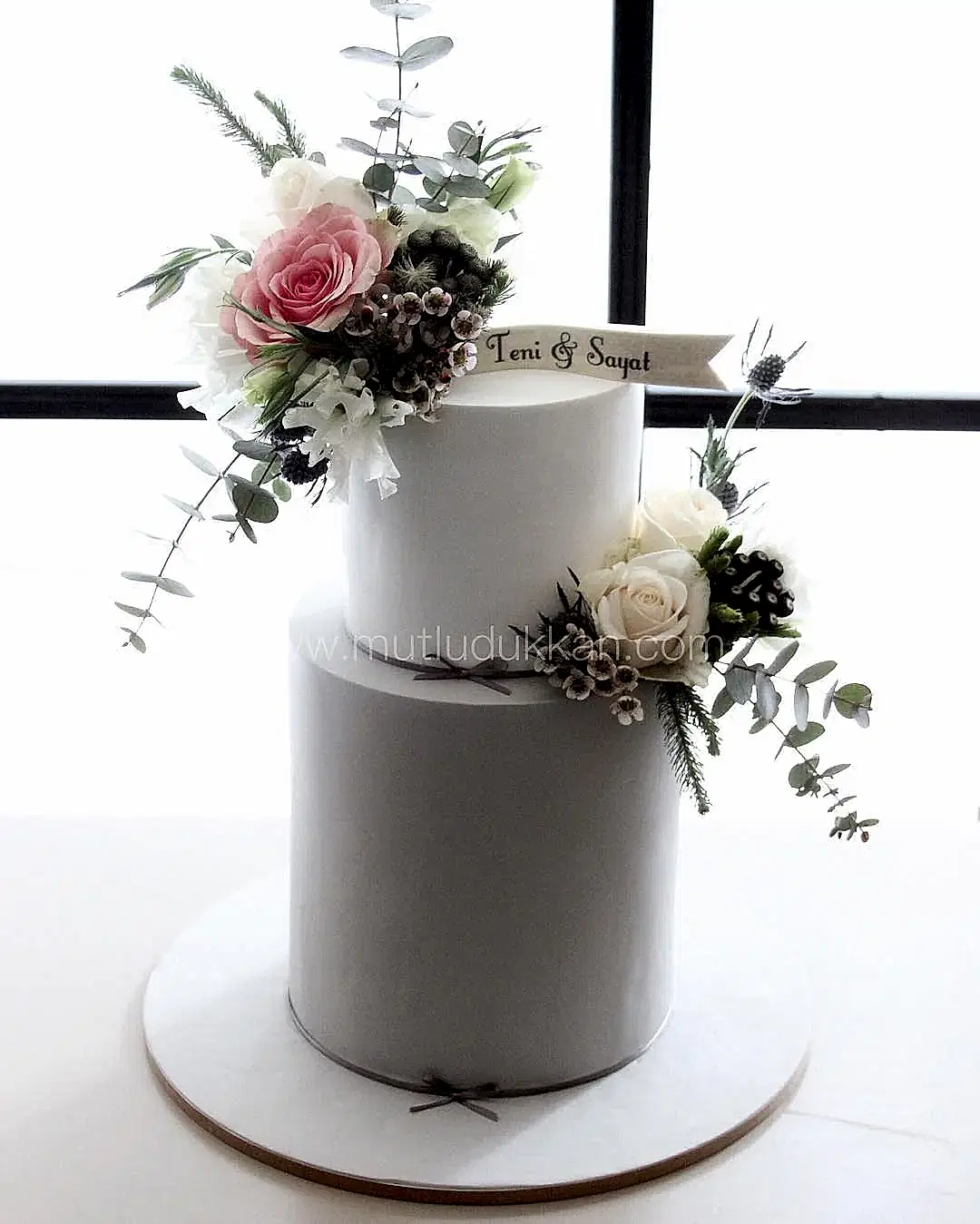 rustik nişan pastası – çiçek süslemeli gri beyaz pasta