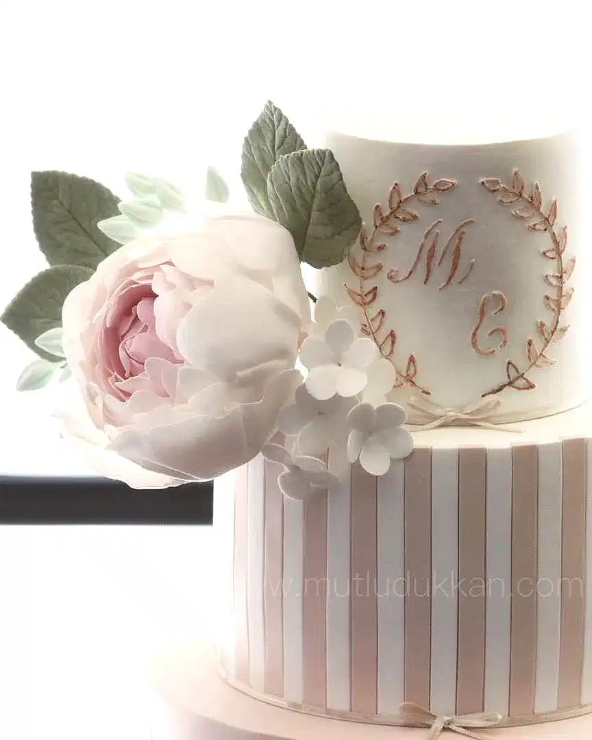 şakayık düğün pastası – dantel desenli pudra zarif pasta