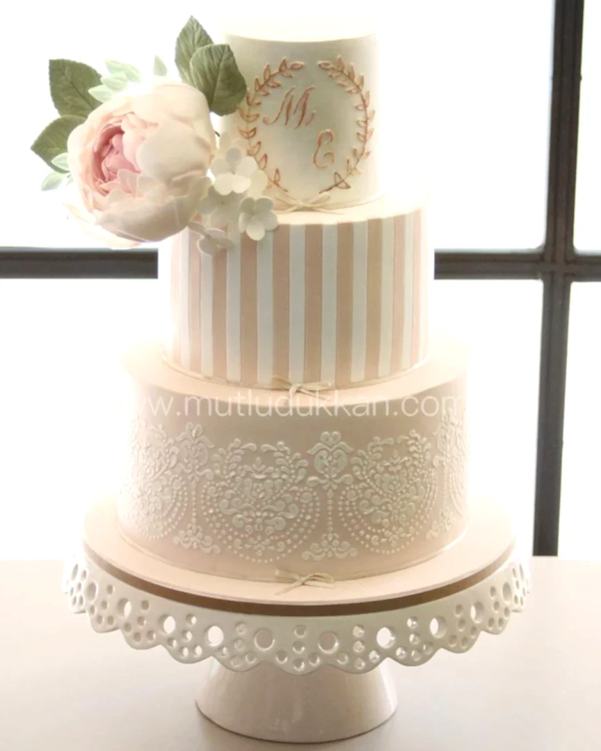 şakayık düğün pastası – dantel desenli pudra zarif pasta