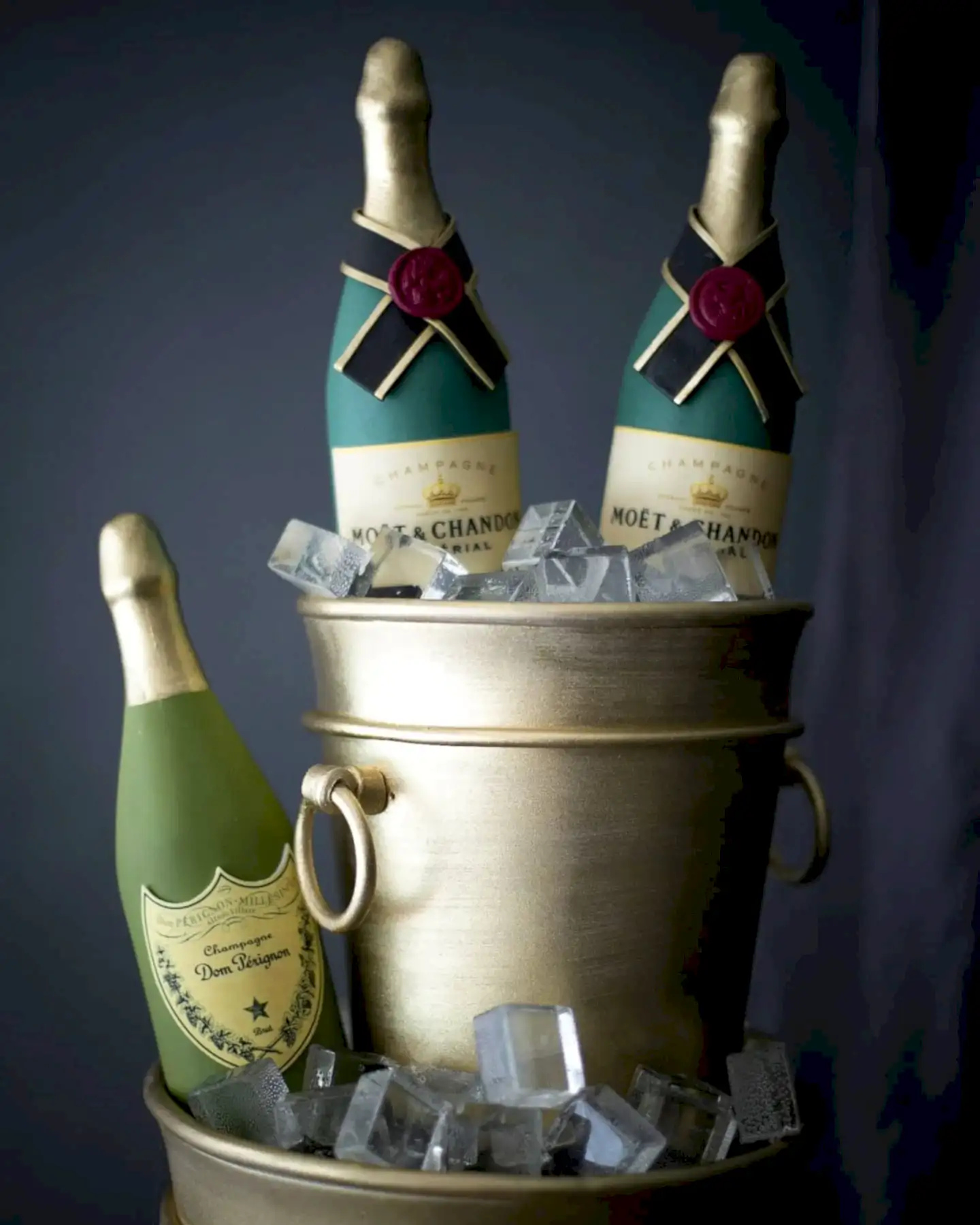 şampanya pasta – altın kova ve buz temalı kutlama pastası