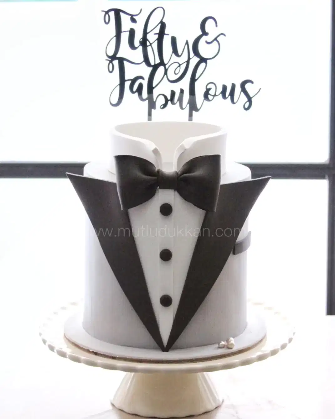 smokin pasta – siyah papyonlu 50 yaş doğum pastası