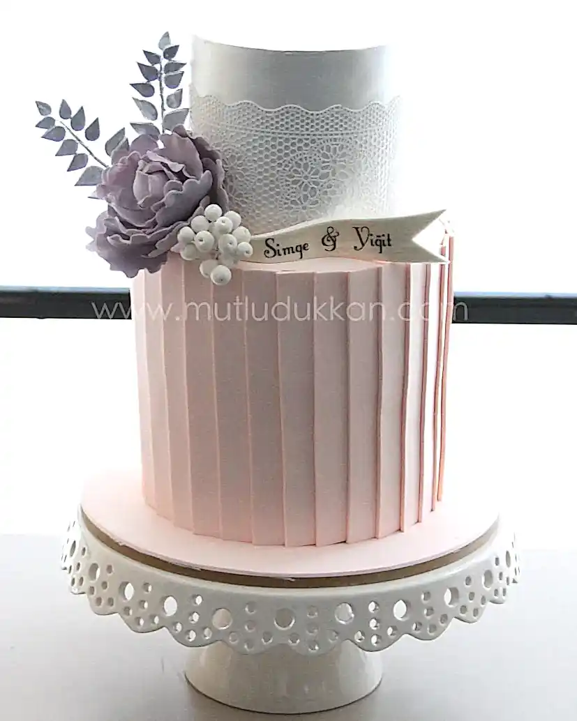 somon nişan pasta – şakayık çiçekli şerit süslemeli tasarım