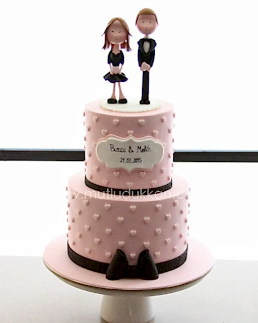 söz pasta – pembe kalpli kadın erkek figürlü nişan pastası