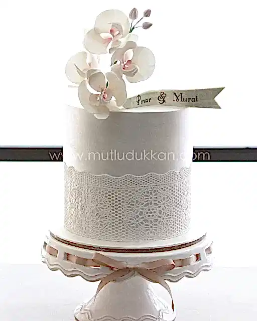 söz pastası – dantel ve beyaz orkide süslemeli pasta