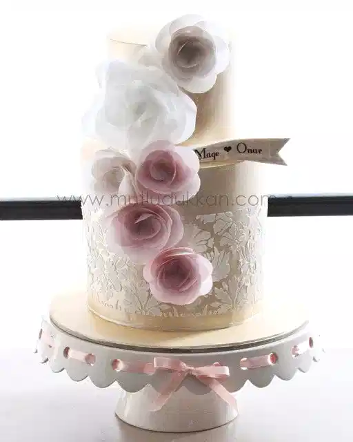 söz pastası – pembe ve beyaz gül süslemeli iki katlı pasta