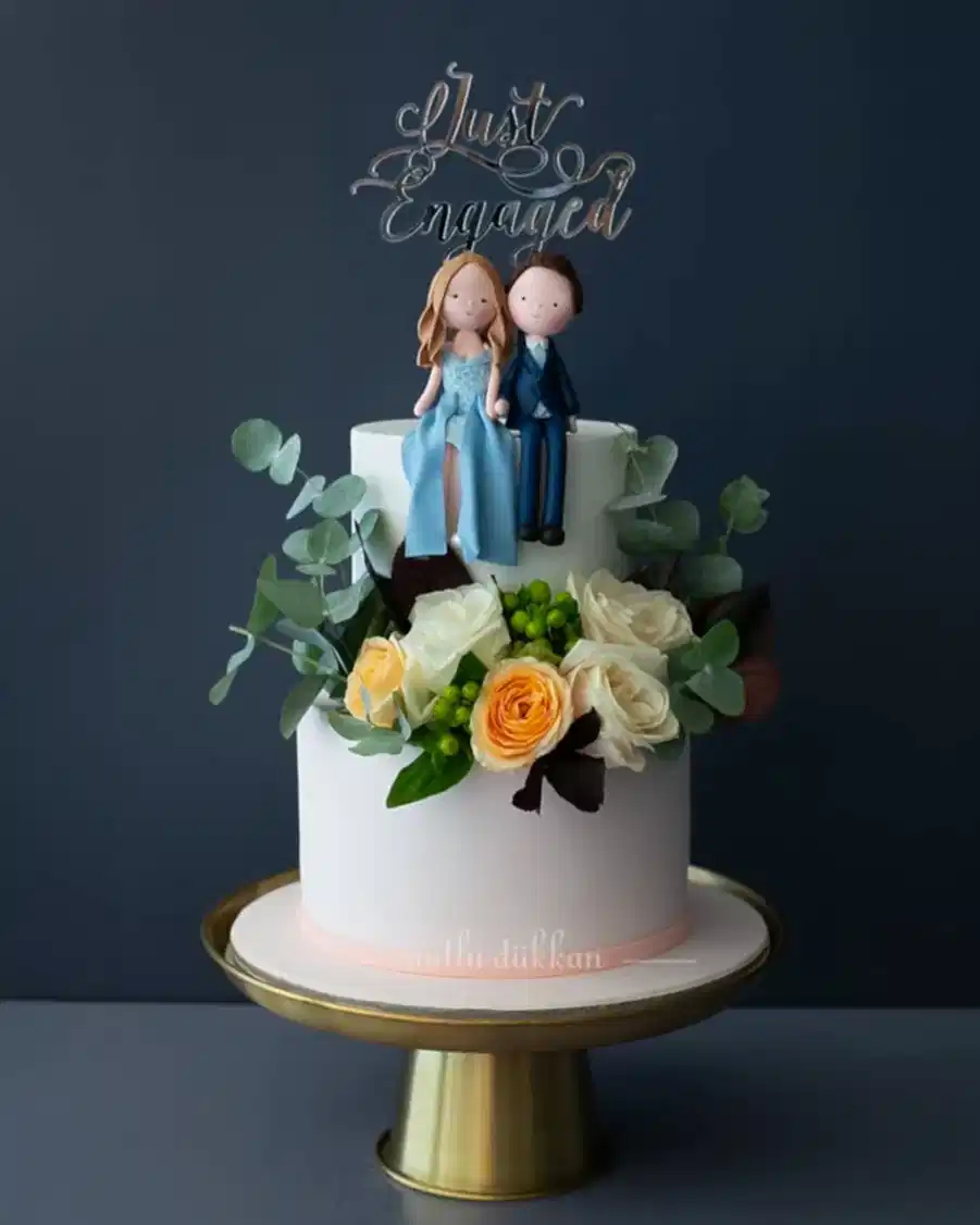 söz pastası – pleksi yazı süslemeli insan figürlü pasta