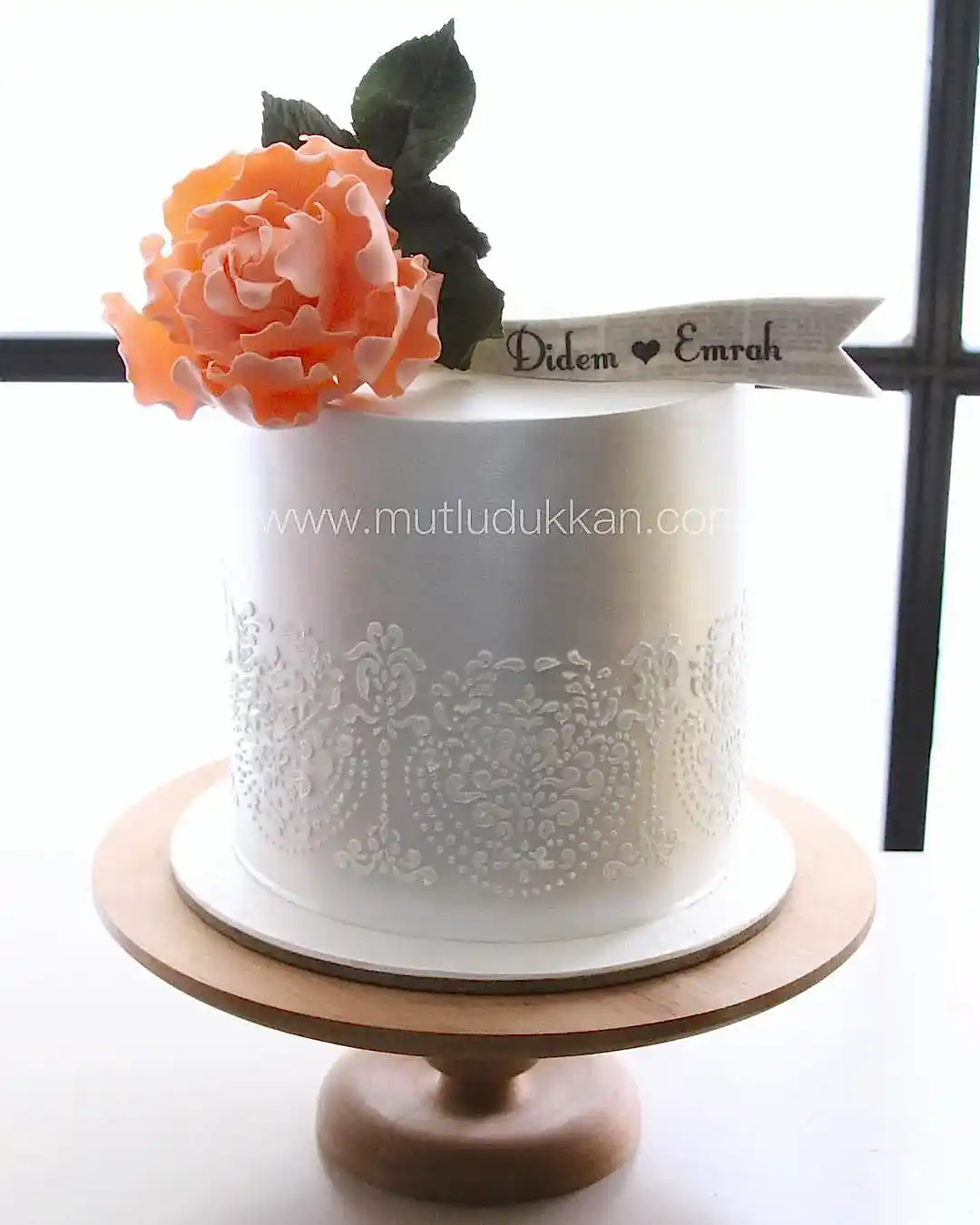 söz pastası – dantel desenli şakayık çiçekli sedef pasta