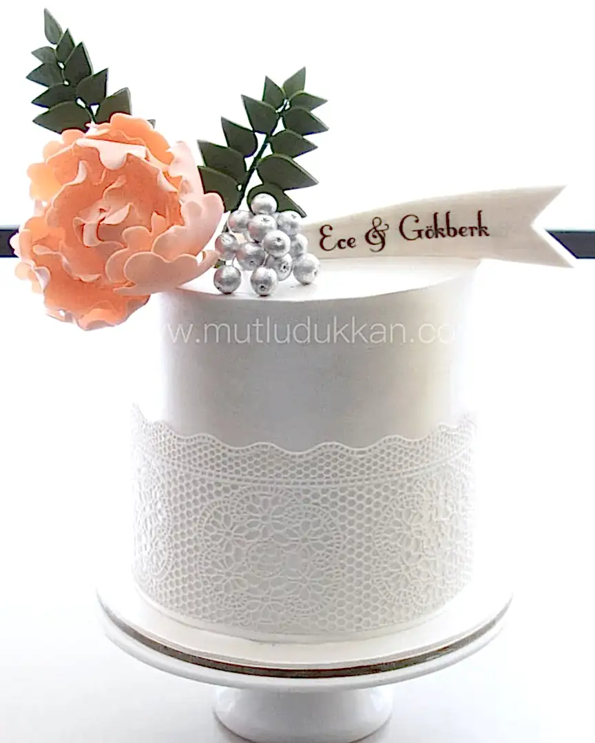 söz pastası – dantel desenli somon şakayık süslemeli pasta