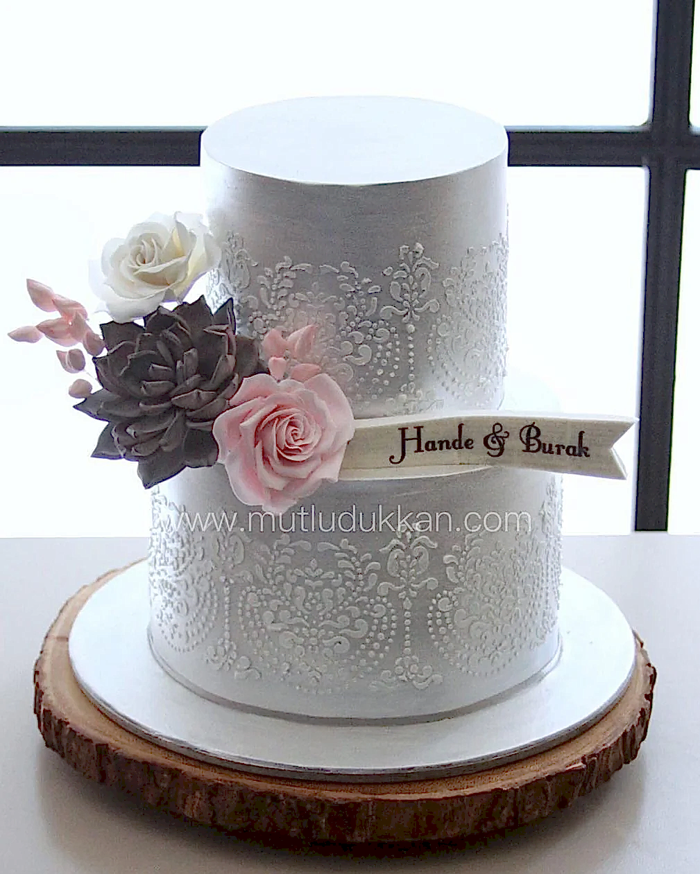 sukulent pasta – dantel ve gül süslemeli nişan pastası