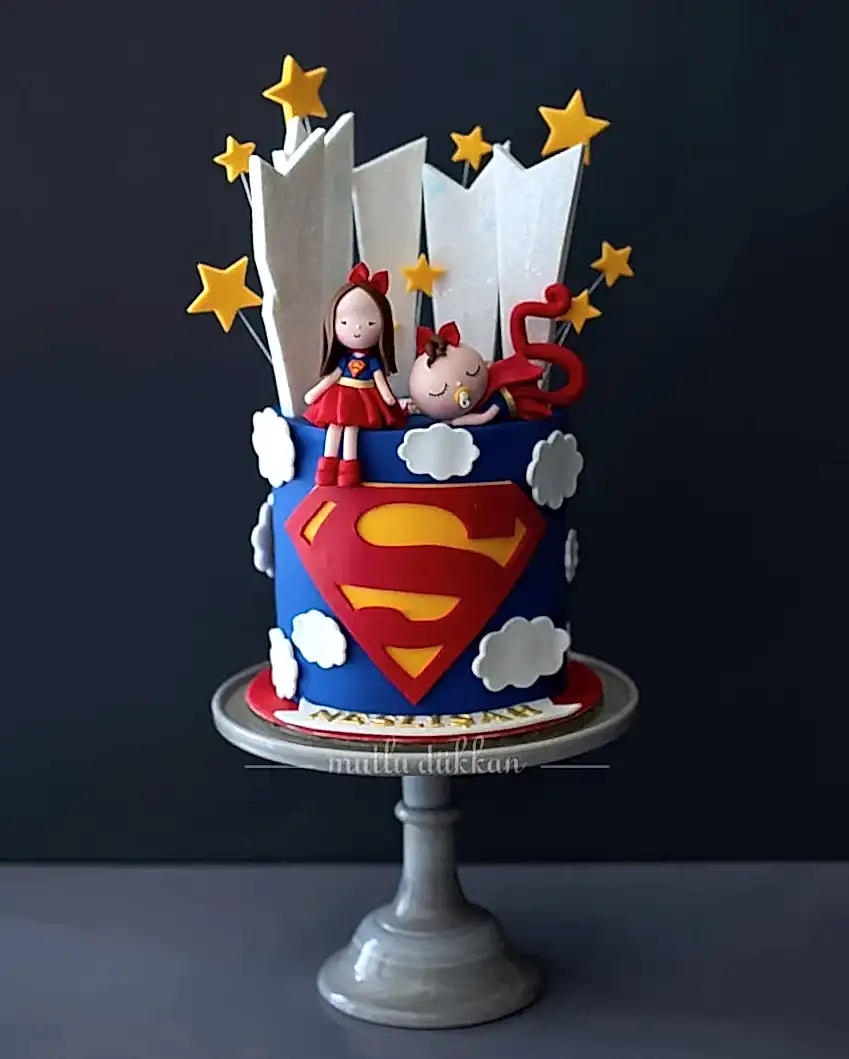 Supergirl Pasta – Süper Kahraman Temalı Çocuk Pastası