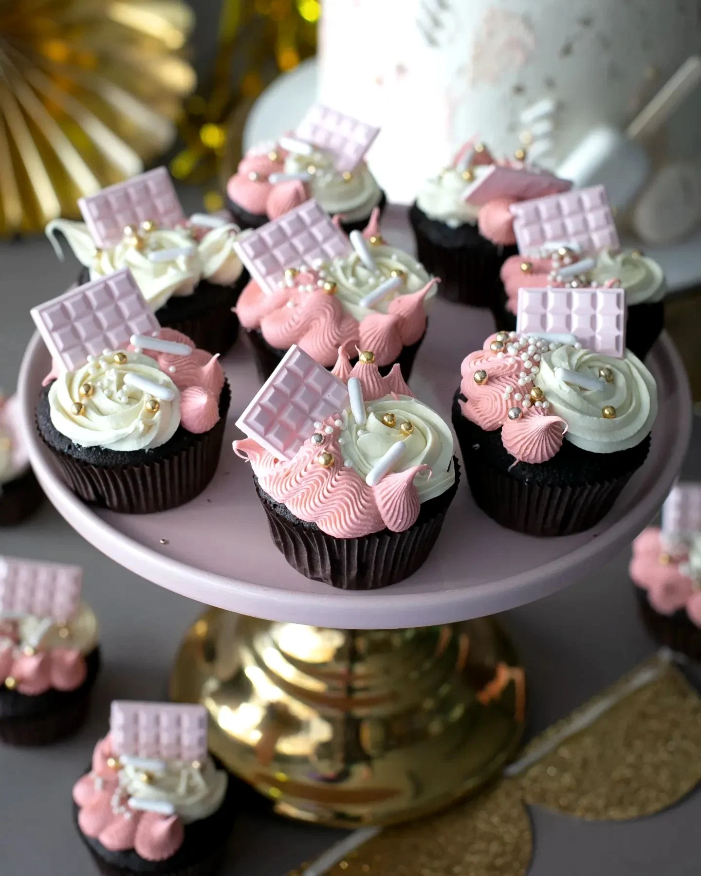 Tablet Çikolata Süslemeli Nişan İçin Kremalı Cupcake